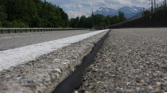  A6 Kiesen – Thun-Nord: Absatz zwischen Fahrbahn und Pannenstreifen 