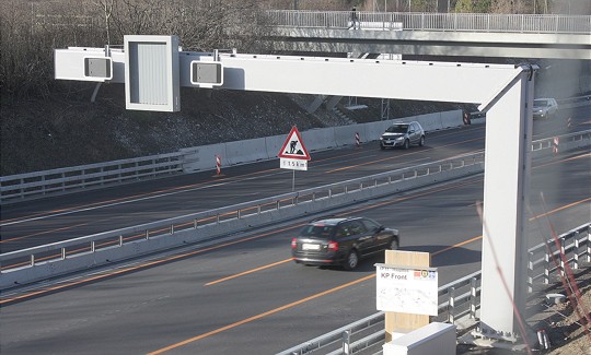  Ein Masten mit bereits montierten Lichtsignalen 
