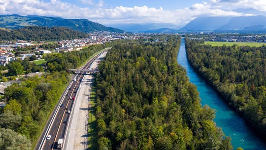  A6 bei Heimberg mit Brücke Schützenstrasse 
